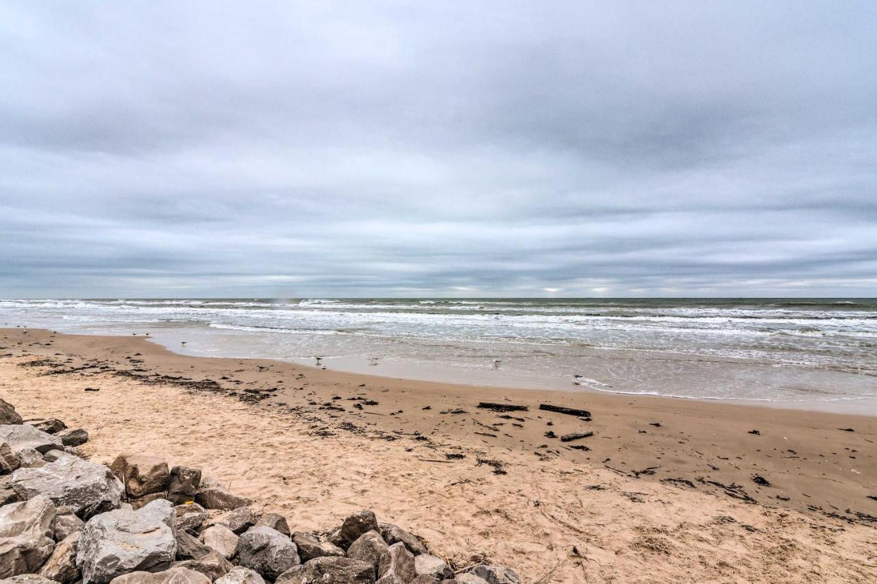 Surfside Beach Gem With Deck - 1 Block To Shore! Freeport Kültér fotó